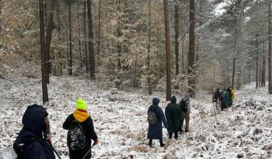 Kar yağışı eşliğinde 13 kilometre yürüyüş