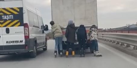 Eskişehir’de patenli çocukların tehlikeli yolculuğu sürücüleri korkutuyor