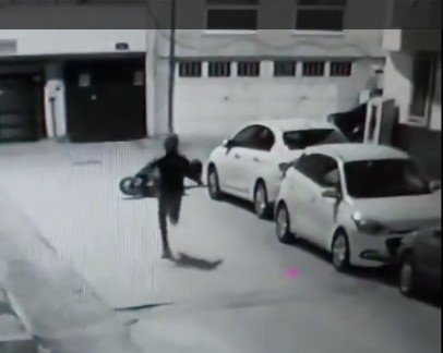 Eskişehir’de mahalleliye yakalanan hırsızlar motosikleti bırakıp kaçtı