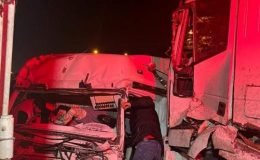 Eskişehir’de sürücü park halindeki 3 tıra çarptı