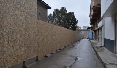 Eskişehir’de bir vatandaş ‘sokak benim’ diyerek kapattı