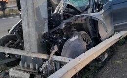 Eskişehir’de bariyerlere çarpan aracın sürücüsü hayatını kaybetti