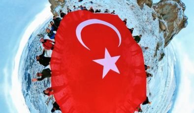 Gönül Dağı’nın zirvesindeki dev Türk Bayrağı