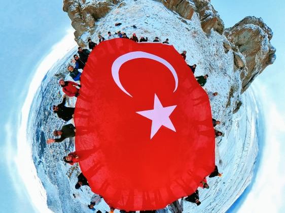 Gönül Dağı’nın zirvesindeki dev Türk Bayrağı