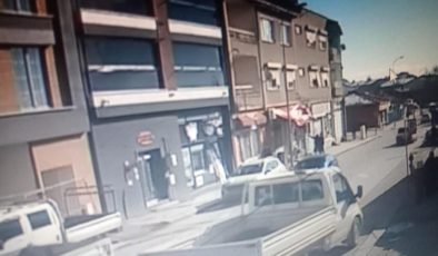 Kamyonete yüklediği doğal gaz borusu bir araca zarar veren sürücü bir şey olmamış gibi yoluna devam etti