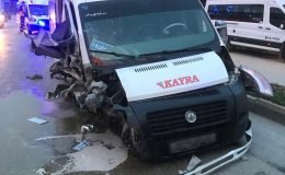 Viraja hızlı giren işçi servisi ağaca çarptı, 12 kişi yaralandı