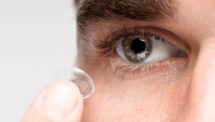 Eskişehir’de soğuyan havalarda gözlüklerin buğu yapmasıyla lens kullanımı arttı