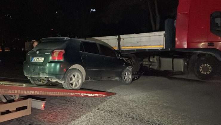 Eskişehir’de polisten kaçan alkollü sürücü tıra çarptı