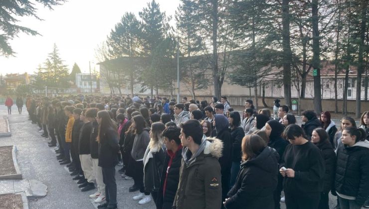 Eskişehir’de öğrenciler ve öğretmenler 6 Şubat’ı saygı duruşuyla andı