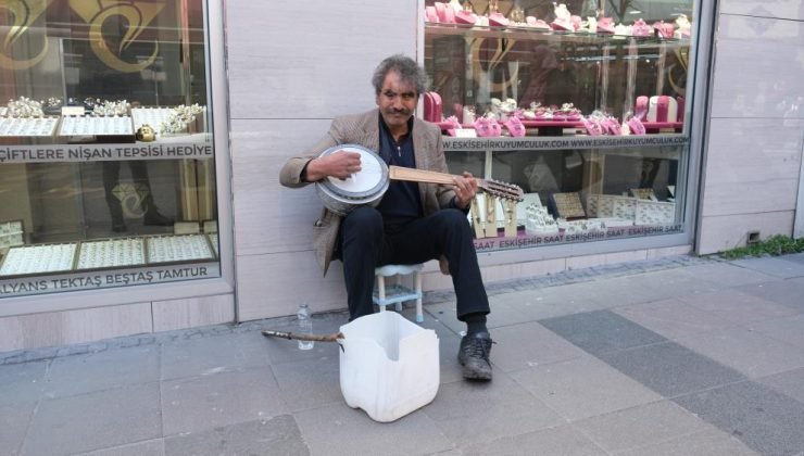 Eskişehirli gazi, ekmek parasını sokakta müzik yaparak çıkarıyor