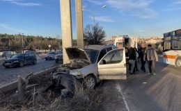 Üst geçidin ayağına çarpan araçtaki 2 kişi yaralandı