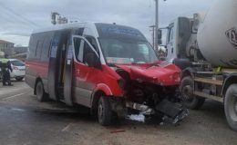Eskişehir’de yolcu dolu minibüs vidanjöre çarptı, 12 kişi yaralandı