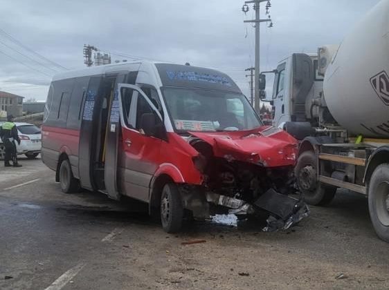 Eskişehir’de yolcu dolu minibüs vidanjöre çarptı, 12 kişi yaralandı