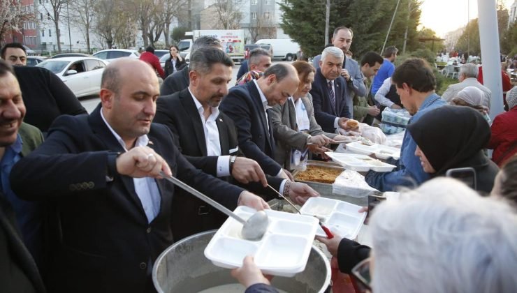 Başkan Yüzügüllü Hatboyundaki iftar yemeğinde vatandaşla buluştu