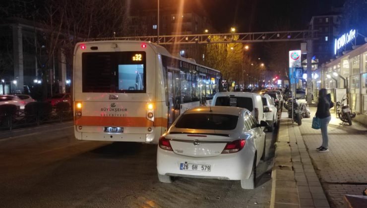 Eskişehir’de otobüs durağını işgal eden araçlar vatandaşların tepkisini topladı