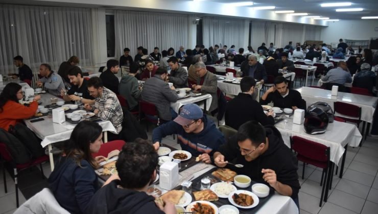 ESOGÜ Yönetimi, öğrencilerle iftar yemeğinde buluştu