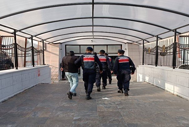 Eskişehir’de hapis cezası bulunan 60 şahıs jandarma ekiplerince yakalandı
