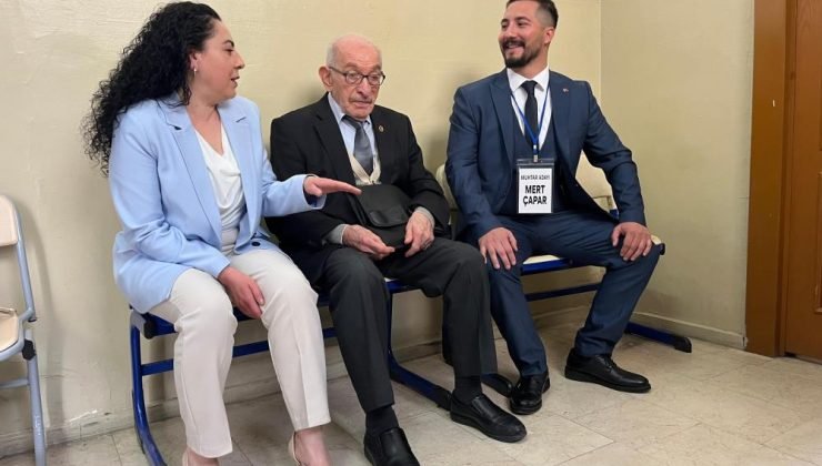 ‘Baba’ dediği yakınıyla rakip olan genç aday başarılar diledi