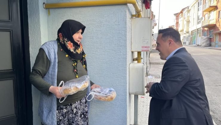 Eskişehirli down sendromlu muhtar adayı kapı kapı dolaşıp Ramazan pidesi dağıtıyor