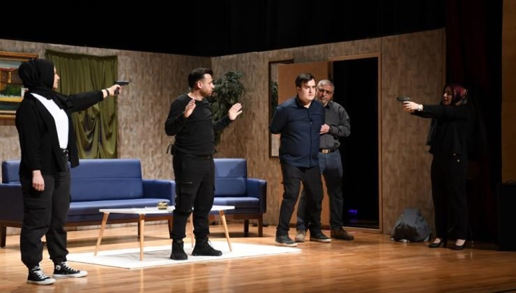 Eskişehir İnfaz ve Koruma Memurları tiyatro sahnesinde