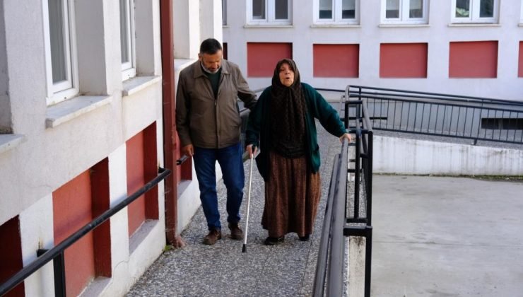 Eskişehir’de yaşlı ve engelli seçmenler tüm zorluklara rağmen vatandaşlık görevlerini yerine getirdi
