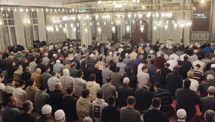 Eskişehir’deki 18 Mart Şehitlerini Anma Programı’nda Enderun usulü teravih namazına yoğun ilgi