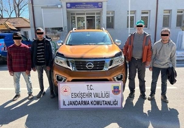Jandarma ekiplerinin kontrollerinde yabancı uyruklu 3 göçmen yakalandı