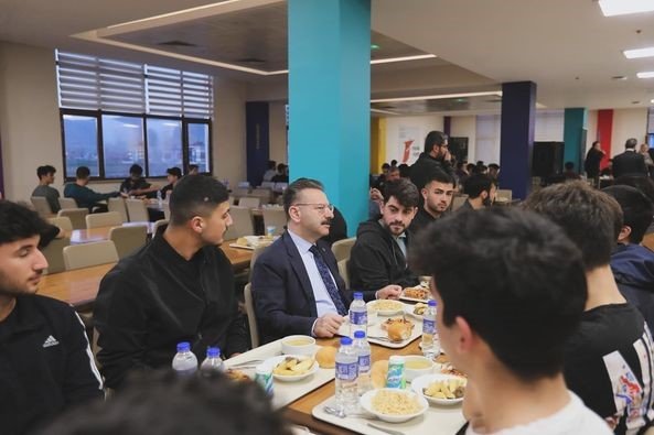 Vali Hüseyin Aksoy öğrencilerle iftar yemeğinde buluştu