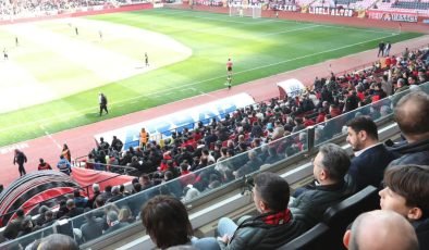 Vali Aksoy Eskişehirspor maçını tribünden izledi