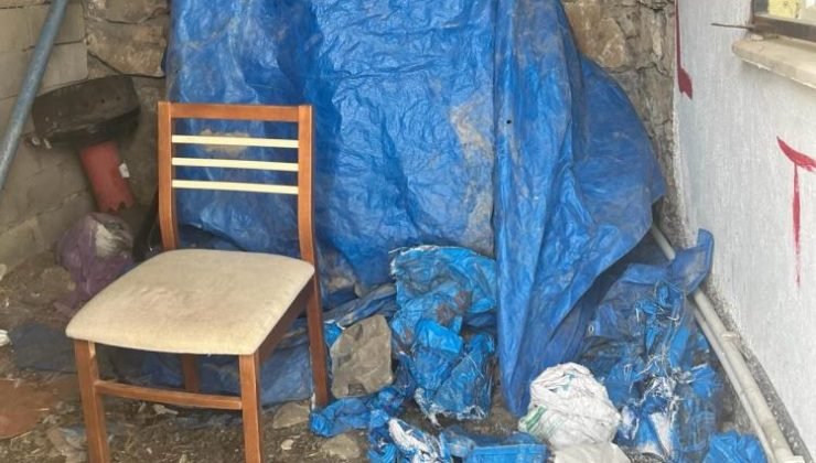 Esrar yetiştirmekten aranan kadını jandarma brandanın altında yakaladı