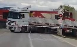 Hemzemin geçitte mahsur kalan tıra tren çarptı