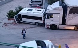 Eskişehir’de park halindeyken freni patlayan tır minibüse çarptı