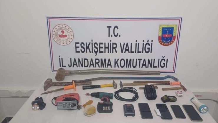 Eskişehir’de Jandarma ekiplerinden kaçak kazıya suçüstü