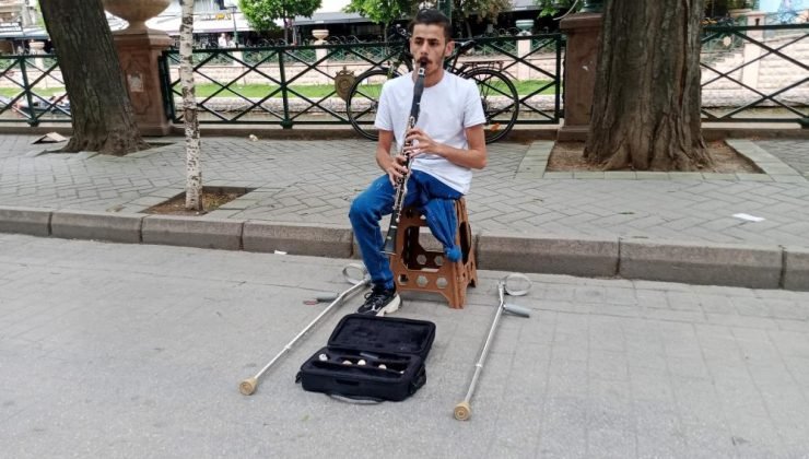 Eskişehir’deki sıcak havaları fırsat bilen sokak müzisyenleri daha fazla çalışmaya başladı