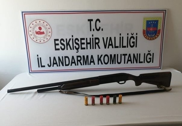 Eskişehir’de çok sayıda ruhsatsız silah ve mühimmat ele geçirildi