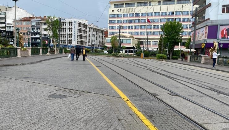 Eskişehir’de sabah etkili olan yağmur kent merkezinin boş kalmasına sebep oldu