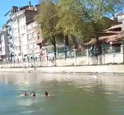 Eskişehir’de hava sıcaklıklarının artmasıyla çocukların tehlikeli serinleme yöntemi başladı