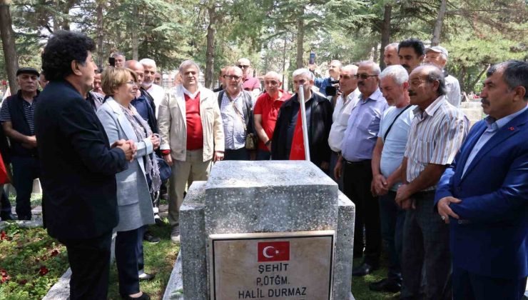 37 yıl önce şehit olan komutanlarını kabri başında andılar