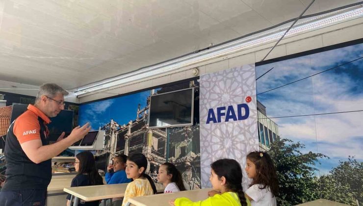 AFAD’ın ‘Deprem Simülasyon Tırı’ Afyonkarahisar’da gençlere tanıtıldı