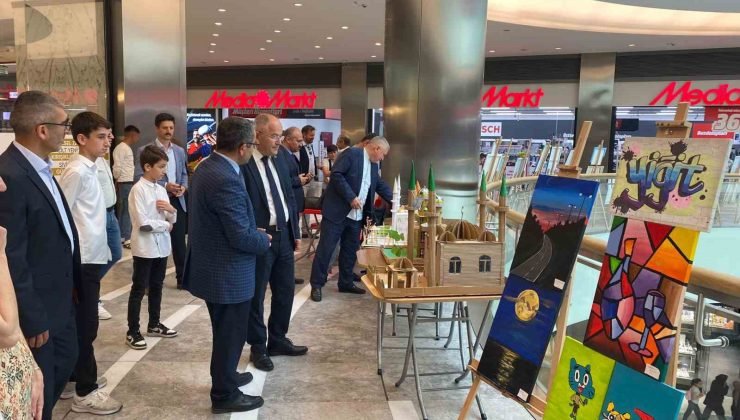 Genç ressamlar sergi açtı