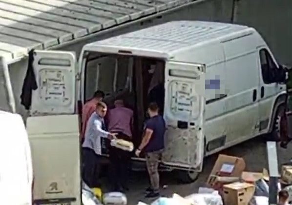 Kargo çalışanlarının pes dedirten çalışma yöntemi: Paketleri böyle fırlattılar