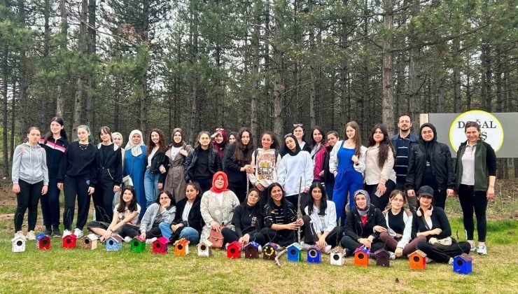 Liseliler geri dönüşümden kuş yuvası yaptı
