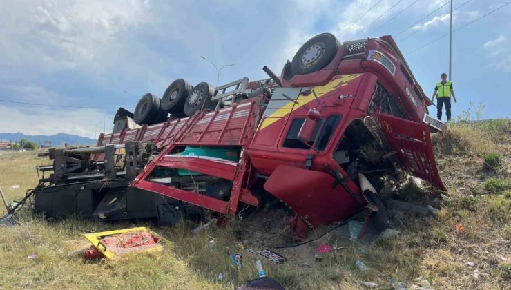 Makine yüklü kamyon devrildi, sürücüsü yaralandı