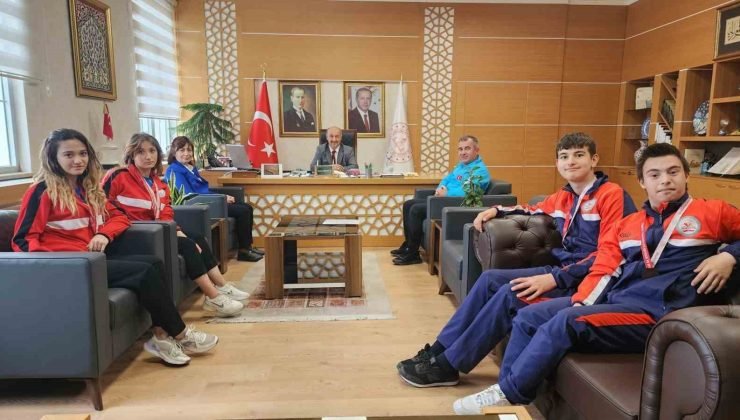 Müdür Başyiğit, Okul Sporları Türkiye Şampiyonası’nda derece elde eden özel öğrencileri kabul etti