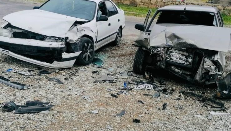Otomobillerin kafa kafaya çarpıştığı kazada 3 kişi yaralandı