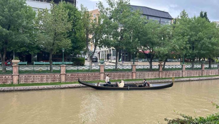 Porsuk Çayı kahverengiye büründü