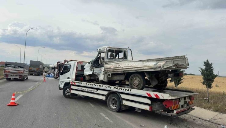 Tırla kamyonetin çarpıştığı kazada 2 kişi öldü, 1 kişi yaralandı