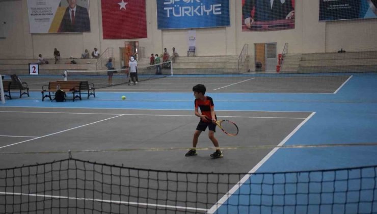 12 Yaş Yaz Kupası Tenis Turnuvası devam ediyor