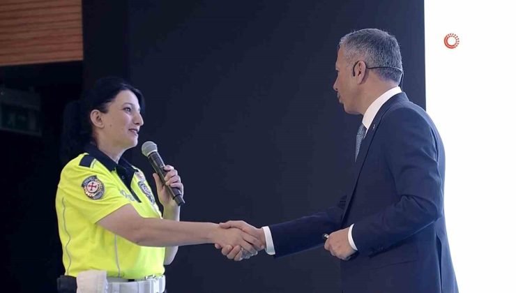 Bakan Yerlikaya Eskişehir’de yaptığı uyarı ile facianın önüne geçen polis Nihal Uzpeder’i tebrik etti