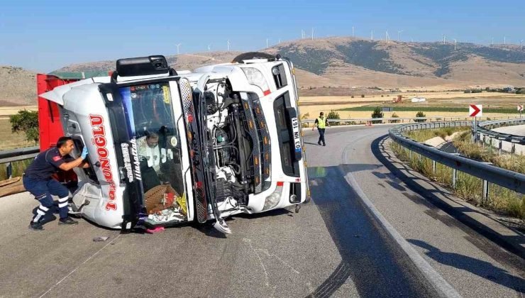 Bariyerlere çarpıp devrilen kamyonun sürücüsü yaralandı